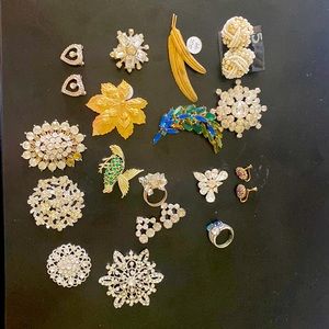 Brooch Lot, 19 pieces